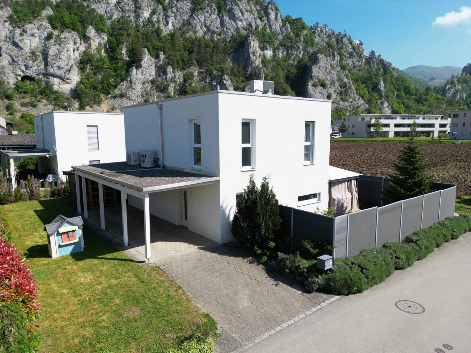 Einfamilienhaus Oberfeldweg 19 in Balsthal mit Carport und Garten vor den Jurafelsen